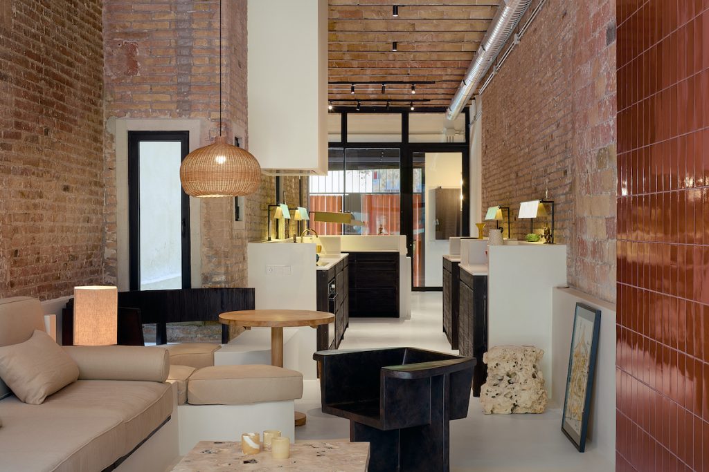 sala d'estar loft amb cuina integrada