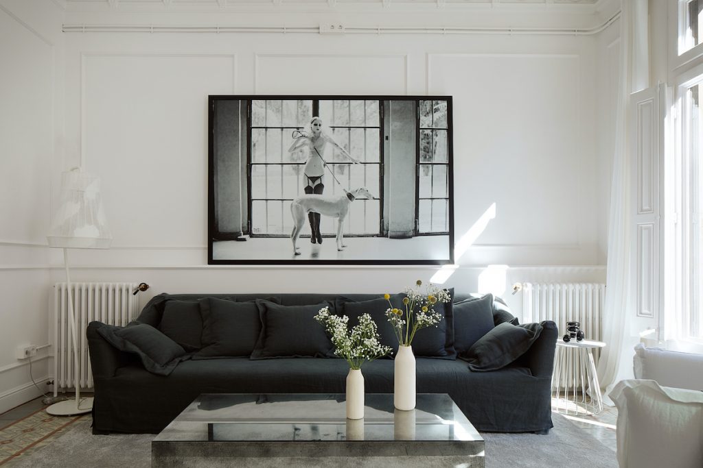 sala d'estar de color blanc amb sofa fosc i mosaic de nolla