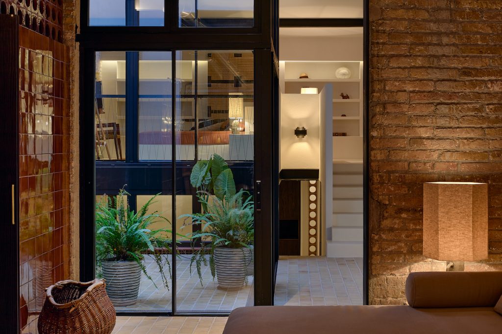 rehabilitacio loft barcelona construccions perramon llum calida rajola bisbal obra vista jardi